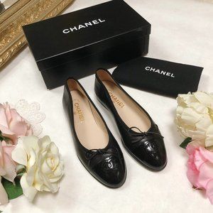 NEW CHANEL Black Leather Patent Logo Ballet Flats